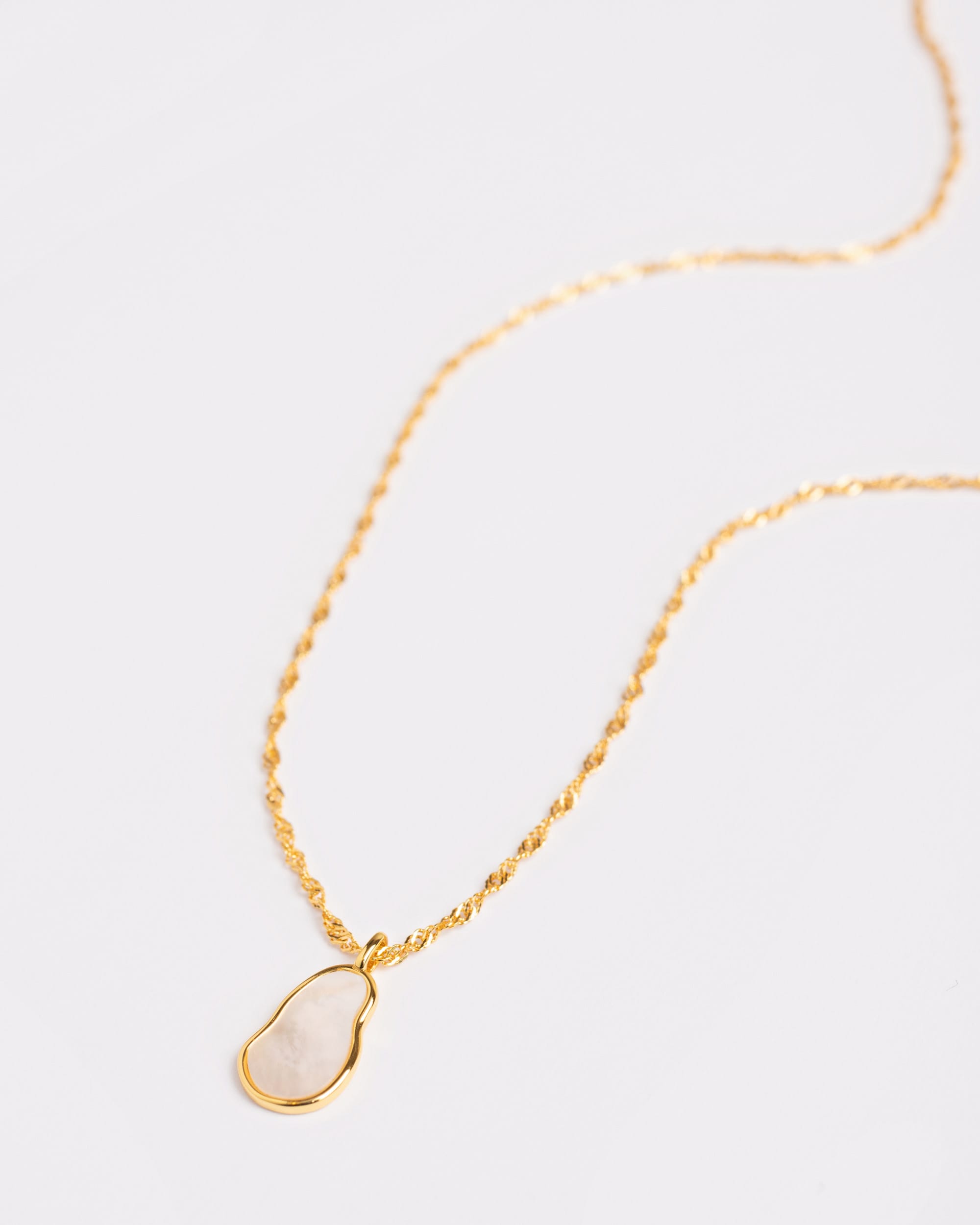 The Mother of Pearl Oval Necklace