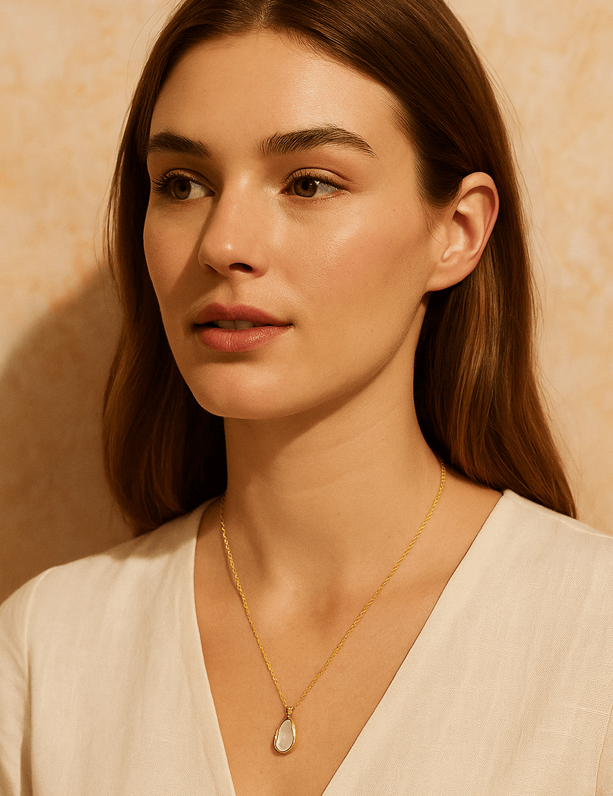 The-Mother-of-Pearl-Oval-Necklace-18k-Gold-Vermeil-NEC10054-Model.png